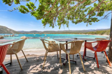 Plaj barından Santa Giulia tatil köyünün muhteşem manzarası. Meşhur seyahat yeri. Konum: Santa Giulia, Porto-Vecchio, Korsika, Fransa, Avrupa