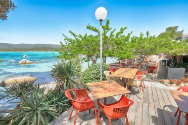 Plaj barından Santa Giulia tatil köyünün muhteşem manzarası. Meşhur seyahat yeri. Konum: Santa Giulia, Porto-Vecchio, Korsika, Fransa, Avrupa