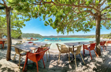 Plaj barından Santa Giulia tatil köyünün muhteşem manzarası. Meşhur seyahat yeri. Konum: Santa Giulia, Porto-Vecchio, Korsika, Fransa, Avrupa