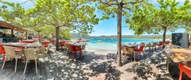 Plaj barından Santa Giulia tatil köyünün muhteşem manzarası. Meşhur seyahat yeri. Konum: Santa Giulia, Porto-Vecchio, Korsika, Fransa, Avrupa