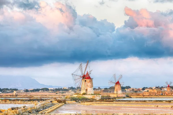 Popüler turizm merkezi Imbarcadero Storico Mothia 'nın resimli görüntüsü. Konum: Marsala, Trapani, Sicilya; İtalya, Avrupa