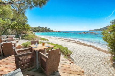 Plaj barından Santa Giulia tatil köyünün muhteşem manzarası. Meşhur seyahat yeri. Konum: Santa Giulia, Porto-Vecchio, Korsika, Fransa, Avrupa