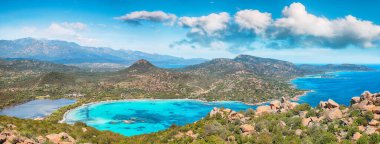 Santa Giulia tatil köyünün muhteşem manzarası. Akdeniz 'in resimli deniz manzarası. Konum: Santa Giulia, Porto-Vecchio, Korsika, Fransa, Avrupa