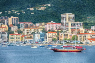 Ajaccio şehri ve limanının görkemli sabah manzarası. Akdeniz 'in popüler turizm beldesi. Konum: Ajaccio, Corse-du-Sud, Corsica, Fransa, Avrupa