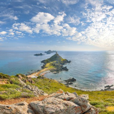 Popüler turizm merkezi Torra di a Parata with Genoese Tower and Archipelago of Sanguinaires Island. Konum: Corse-du-Sud, Ajaccio komünü, Korsika, Fransa, Avrupa