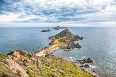 Popüler turizm merkezi Torra di a Parata with Genoese Tower and Archipelago of Sanguinaires Island. Konum: Corse-du-Sud, Ajaccio komünü, Korsika, Fransa, Avrupa