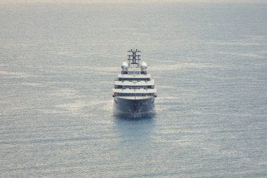 Günbatımında okyanusta lüks bir yat. Denizde ilerleyen büyük bir özel karavan yatı. Korsika. Fransa