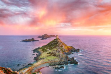 Popüler turizm beldesi Torra di a Parata üzerinde gün batımı Ceneviz Kulesi ve arka planda Sanguinaires Adaları 'ndan Archipelago. Konum: Corse-du-Sud, Ajaccio komünü, Korsika, Fransa, Avrupa