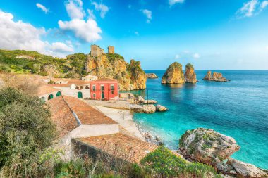 Tonnara di Scopello 'nun inanılmaz sahnesi. Akdeniz 'de popüler seyahat rotası. Konum: Scopello, Trapani ili, Sicilya, İtalya, Avrupa