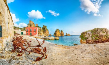 Tonnara di Scopello 'nun şaşırtıcı manzarası. Akdeniz 'de popüler seyahat rotası. Konum: Scopello, Trapani ili, Sicilya, İtalya, Avrupa