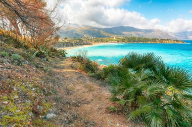 Castellammare del Golfo yakınlarındaki Guidaloca Sahili 'nin inanılmaz deniz manzarası. Popüler seyahat yeri. Konum: Castellammare del Golfo, Trapani ili, Sicilya, İtalya, Avrupa