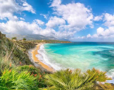 Castellammare del Golfo yakınlarındaki Guidaloca Sahili 'nin muhteşem deniz manzarası. Popüler seyahat yeri. Konum: Castellammare del Golfo, Trapani ili, Sicilya, İtalya, Avrupa