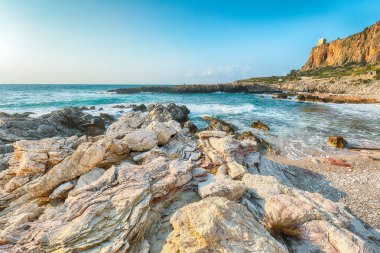 San Vito Burnu yakınlarındaki Isolidda Sahili 'nin muhteşem deniz manzarası. Monte Cofano Ulusal Parkı 'nın popüler seyahat yeri. Konum: San Vito Lo Capo, Trapani ili, Sicilya, İtalya, Avrupa