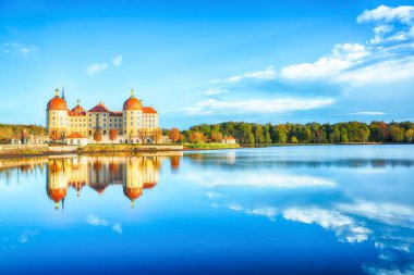 Dresden yakınlarındaki Moritzburg Kalesi 'nin görkemli manzarası. Popüler turizm merkezi. Konum: Moritzburg, Saksonya Eyaleti, Almanya, Avrupa
