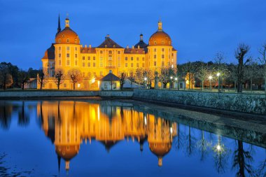 Dresden yakınlarındaki Moritzburg Kalesi 'nin görkemli manzarası. Popüler turizm merkezi. Konum: Moritzburg, Saksonya Eyaleti, Almanya, Avrupa