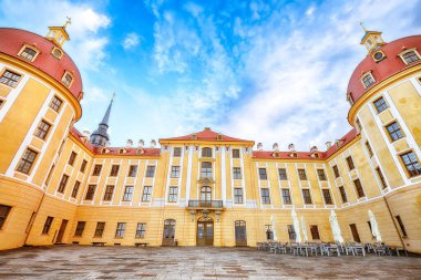 Dresden yakınlarındaki Moritzburg Kalesi 'nin görkemli manzarası. Popüler turizm merkezi. Konum: Moritzburg, Saksonya Eyaleti, Almanya, Avrupa