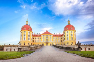 Dresden yakınlarındaki Moritzburg Kalesi 'nin çarpıcı manzarası. Popüler turizm merkezi. Konum: Moritzburg, Saksonya Eyaleti, Almanya, Avrupa