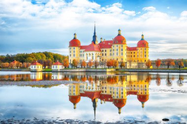 Dresden yakınlarındaki Moritzburg Kalesi 'nin görkemli manzarası. Popüler turizm merkezi. Konum: Moritzburg, Saksonya Eyaleti, Almanya, Avrupa