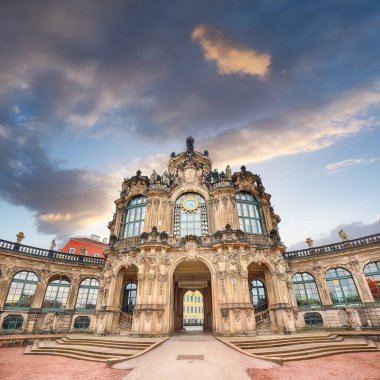 Ünlü Zwinger Sarayı (Der Dresdnen Zwinger) Dresden Sanat Galerisi 'nin hayret verici manzarası. Konum: Dresden, Saksonya Devleti, Almanya, Avrupa