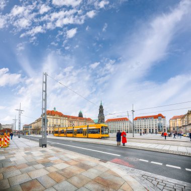 Herbstmarkt ve Dresden 'deki Kutsal Haç Kilisesi çanı ve saat kulesinin çekici manzarası. Konum: Dresden, Saksonya Devleti, Almanya, Avrupa