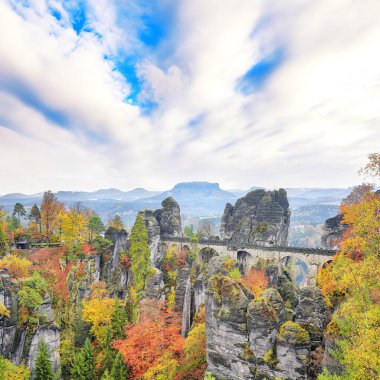 Sakson İsviçre Ulusal Parkı ve Bastei Köprüsü 'ndeki muhteşem sonbahar manzarası. Konum: Lohmen, Saksonya Eyaleti, Almanya, Avrupa