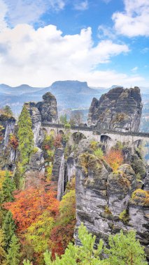 Sakson İsviçre Ulusal Parkı ve Bastei Köprüsü 'ndeki resimli sonbahar manzarası. Konum: Lohmen, Saksonya Eyaleti, Almanya, Avrupa