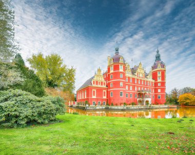 Muskau kalesiyle büyüleyici sonbahar manzarası. UNESCO Dünya Mirası. Konum: Bad Muskau, Saksonya Devleti, Almanya, Avrupa