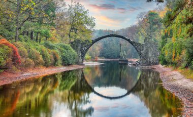 Azalea ve Rhododendron Park Kromlau 'daki muhteşem sonbahar manzarası. Rakotz Köprüsü (Rakotzbrucke, Şeytan Köprüsü) Konumu: Gablenz, Saksonya Eyaleti, Almanya, Avrupa