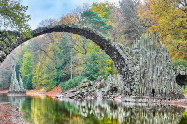 Azalea ve Rhododendron Park Kromlau 'daki muhteşem sonbahar manzarası. Rakotz Köprüsü (Rakotzbrucke, Şeytan Köprüsü) Konumu: Gablenz, Saksonya Eyaleti, Almanya, Avrupa