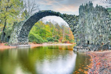 Azalea ve Rhododendron Park Kromlau 'daki muhteşem sonbahar manzarası. Rakotz Köprüsü (Rakotzbrucke, Şeytan Köprüsü) Konumu: Gablenz, Saksonya Eyaleti, Almanya, Avrupa