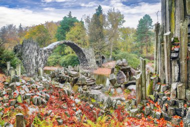 Azalea ve Rhododendron Park Kromlau 'daki muhteşem sonbahar manzarası. Rakotz Köprüsü (Rakotzbrucke, Şeytan Köprüsü) Konumu: Gablenz, Saksonya Eyaleti, Almanya, Avrupa