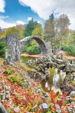 Azalea ve Rhododendron Park Kromlau 'daki inanılmaz sonbahar manzarası. Rakotz Köprüsü (Rakotzbrucke, Şeytan Köprüsü) Konumu: Gablenz, Saksonya Eyaleti, Almanya, Avrupa