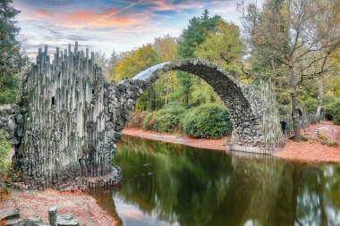 Azalea ve Rhododendron Park Kromlau 'daki şaşırtıcı sonbahar manzarası. Rakotz Köprüsü (Rakotzbrucke, Şeytan Köprüsü) Konumu: Gablenz, Saksonya Eyaleti, Almanya, Avrupa