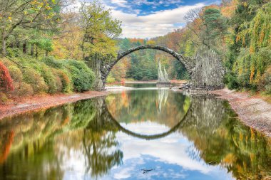 Azalea ve Rhododendron Park Kromlau 'daki şaşırtıcı sonbahar manzarası. Rakotz Köprüsü (Rakotzbrucke, Şeytan Köprüsü) Konumu: Gablenz, Saksonya Eyaleti, Almanya, Avrupa
