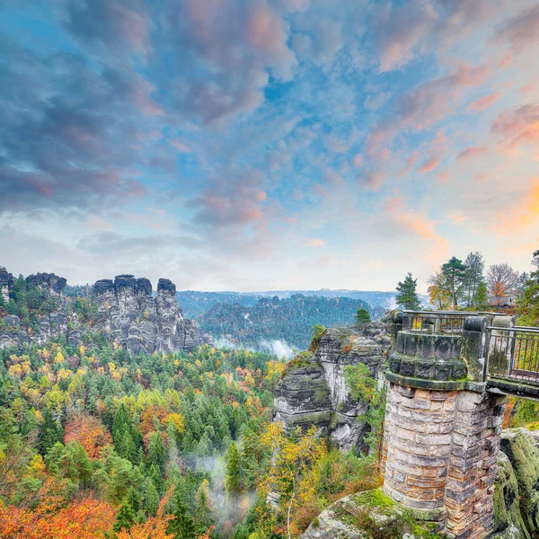 Sakson İsviçre Ulusal Parkı ve Bastei Köprüsü 'ndeki resimli sonbahar manzarası. Konum: Lohmen, Saksonya Eyaleti, Almanya, Avrupa