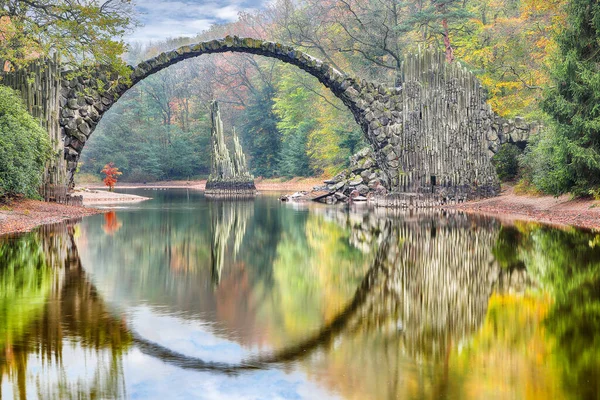 Azalea ve Rhododendron Park Kromlau 'daki muhteşem sonbahar manzarası. Rakotz Köprüsü (Rakotzbrucke, Şeytan Köprüsü) Konumu: Gablenz, Saksonya Eyaleti, Almanya, Avrupa