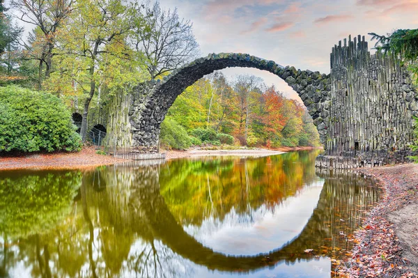 Azalea ve Rhododendron Park Kromlau 'daki muhteşem sonbahar manzarası. Rakotz Köprüsü (Rakotzbrucke, Şeytan Köprüsü) Konumu: Gablenz, Saksonya Eyaleti, Almanya, Avrupa