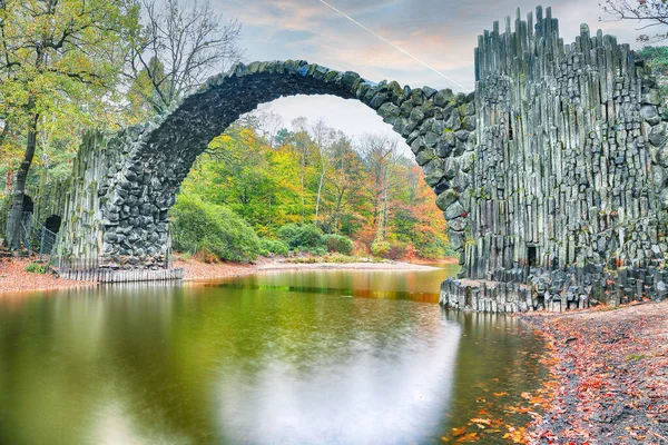 Azalea ve Rhododendron Park Kromlau 'daki muhteşem sonbahar manzarası. Rakotz Köprüsü (Rakotzbrucke, Şeytan Köprüsü) Konumu: Gablenz, Saksonya Eyaleti, Almanya, Avrupa
