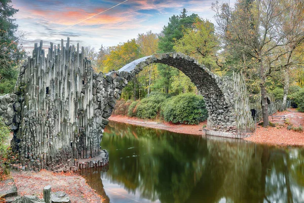 Azalea ve Rhododendron Park Kromlau 'daki şaşırtıcı sonbahar manzarası. Rakotz Köprüsü (Rakotzbrucke, Şeytan Köprüsü) Konumu: Gablenz, Saksonya Eyaleti, Almanya, Avrupa