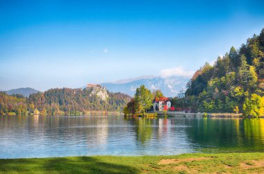 Gorgeous sunny day view of popular tourist destination  Bled lake. Dramatic view of Bled castle with mountain range. Location: Bled, Upper Carniolan region, Slovenia, Europe