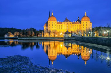 Dresden yakınlarındaki Moritzburg Kalesi 'nin çarpıcı manzarası. Popüler turizm merkezi. Konum: Moritzburg, Saksonya Eyaleti, Almanya, Avrupa