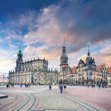 Theaterplatz 'daki Kutsal Üçlü Hofkirche ve Dresden Şatosu' nun Dresden Katedrali. Konum: Dresden, Saksonya Devleti, Almanya, Avrupa