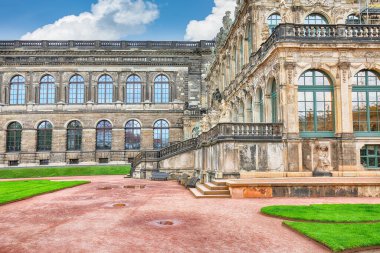 Ünlü Zwinger Sarayı (Der Dresdnen Zwinger) Dresden Sanat Galerisi 'nin hayret verici manzarası. Konum: Dresden, Saksonya Devleti, Almanya, Avrupa