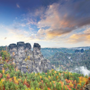 Sakson İsviçre Ulusal Parkı 'ndaki resimli sonbahar manzarası. Konum: Lohmen, Saksonya Eyaleti, Almanya, Avrupa