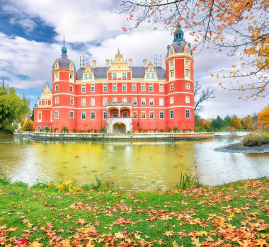 Muskau kalesiyle büyüleyici sonbahar manzarası. UNESCO Dünya Mirası. Konum: Bad Muskau, Saksonya Devleti, Almanya, Avrupa