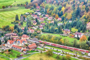 Sakson İsviçre Ulusal Parkı 'ndaki resimli sonbahar manzarası. Bastei 'nin gözünden Rathen köyü. Konum: Lohmen, Saksonya Eyaleti, Almanya, Avrupa