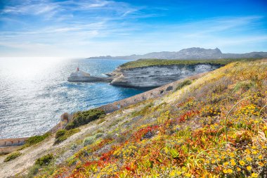 Bonifacio yakınlarındaki deniz fenerinin nefes kesici manzarası. Akdeniz ve Korsika 'nın popüler seyahat rotası. Konum: Bonifacio, Korsika; Fransa, Avrupa