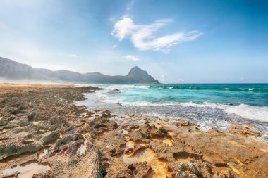 San Vito Burnu yakınlarındaki Isolidda Sahili 'nin inanılmaz deniz manzarası. Monte Cofano Ulusal Parkı 'nın popüler seyahat yeri. Konum: San Vito Lo Capo, Trapani ili, Sicilya, İtalya, Avrupa