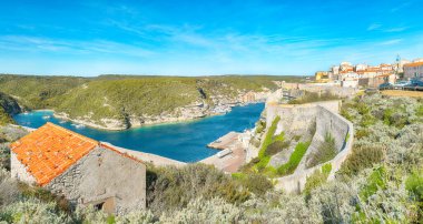 Eski kasaba Bonifacio 'nun hayret verici manzarası. Akdeniz ve Korsika 'nın popüler seyahat rotası. Konum: Bonifacio, Korsika; Fransa, Avrupa