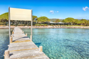 Santa Giulia tatil köyünün muhteşem manzarası. Akdeniz 'in resimli deniz manzarası. Konum: Santa Giulia, Porto-Vecchio, Korsika, Fransa, Avrupa